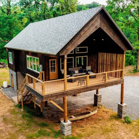 Brand new River Cabin ready for floating swimming or fishing . Close to Skiing!!