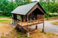 Brand new River Cabin ready for floating swimming or fishing . Close to Skiing!! Các khách sạn ở Parsons