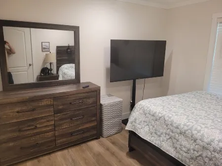 Lake View Charming 2-bedroom home with WiFi, AC in pleasant Martin.