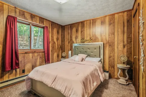 Pocono Escape with Game Room & Hottub - 30 Minutes to Delaware Water Gap