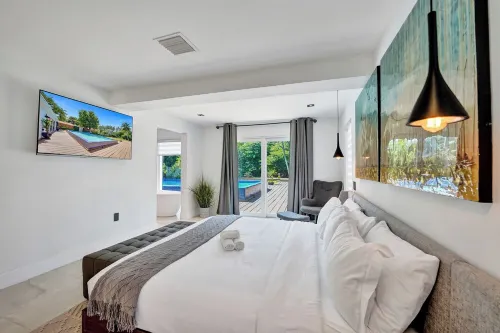 Spacious 6-bedroom villa - with Outdoor Oasis - Pool in charming Fort Lauderdale