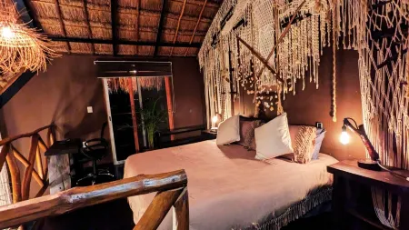 TreeHouse EcoChic/3 min walk beach/Wifi/AC/kitchen/King Size Bed