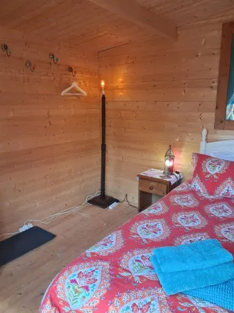 Cosy semi off grid eco cabin in Penarth, very quiet location. Отели рядом с достопримечательностью «Юниверсити Хоспитал Лландо»