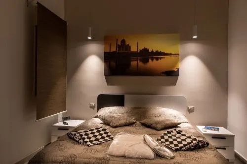 INDEPENDENT STRUCTURE