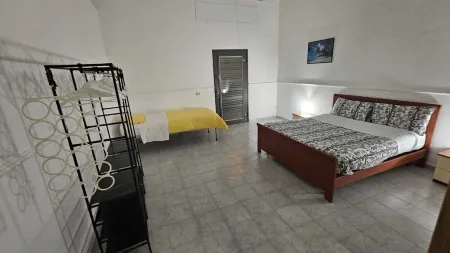 2 minutes from the Train .Apartment great for families and groups