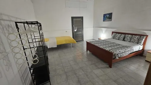 2 minutes from the Train .Apartment great for families and groups