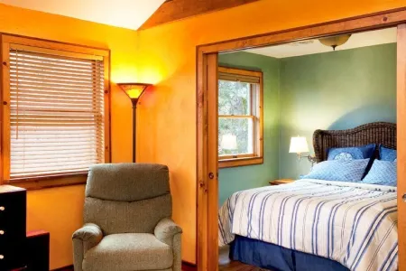 Charming 1-bedroom cottage with WiFi and AC in Saugerties