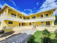 Spacious modern 5 bedroom island retreat in Picard w/ king bed and A/C