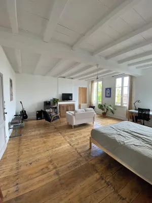 Character house in town center. Ideal for friends and families! فنادق في Pons