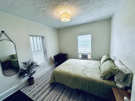 Modern 4-bedroom Duplex Apartment in Downtown Elkins beside Big Timber Brewing