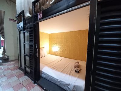 RedDoorz at Luxury Homestay Near Aloha Waru Surabaya