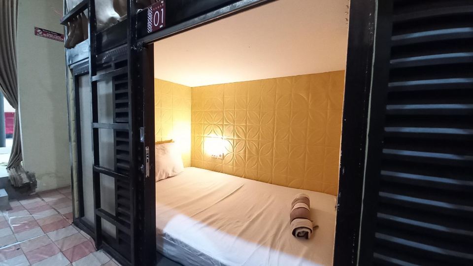 RedDoorz at Luxury Homestay Near Aloha Waru Surabaya