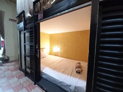 RedDoorz at Luxury Homestay Near Aloha Waru Surabaya Hotel a Sawotratap