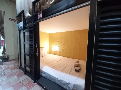 RedDoorz at Luxury Homestay Near Aloha Waru Surabaya Hotel a Gedangan