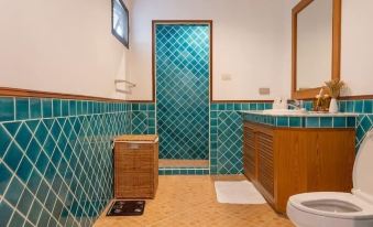 CoconutPalmsJacuzzipoolhugeproperty v136