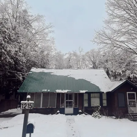 Vintage 4-bedroom house with WiFi in Schroon Lake