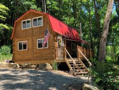 Cozy cabin on 30 acres just minutes from The Wilds with AC, WiFi