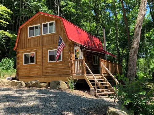 Cozy cabin on 30 acres just minutes from The Wilds with AC, WiFi