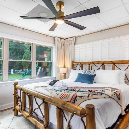 Private estate w/ hot tub, sauna, game room, theater, pickleball & epic views