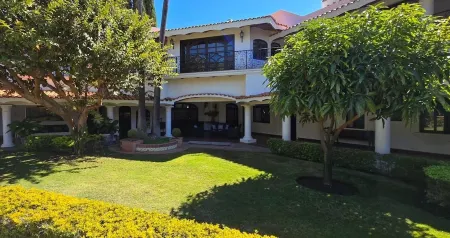 Luxury Hacienda Home in the Heart of Ajijic Отели в г. Ахихик