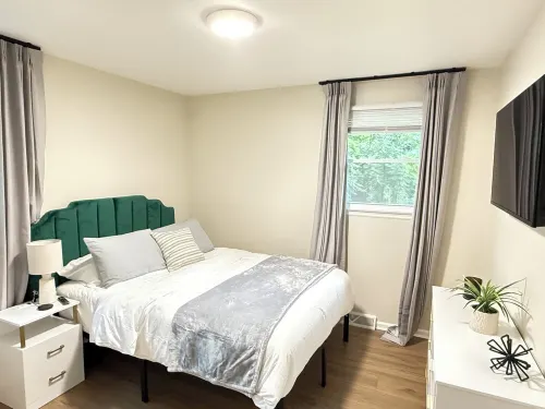 Gorgeous 3-bedroom house with AC in charming Petersburg