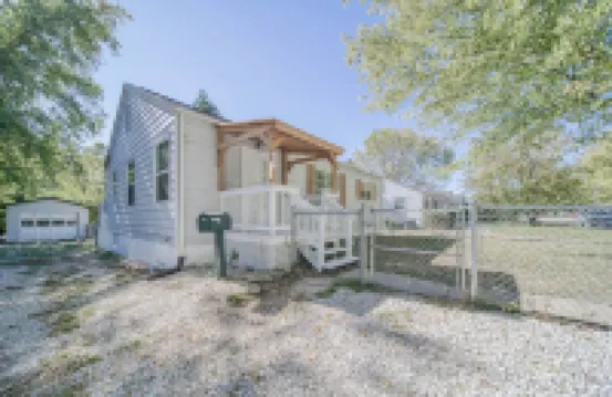 The Green Acres Cottage - Charming 2 Bedroom near S&T and Acorn Trail in Rolla.