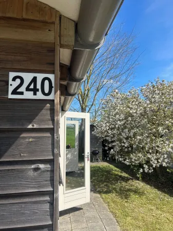 Small cottage not far from the Schoorl dunes - ideal for a break by the sea Отели в г. Warmenhuizen