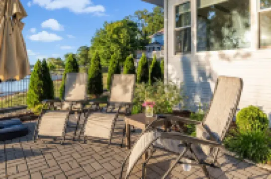 Tranquil Beachfront Escape with Jacuzzi and Lake Views - Charming Hideaway