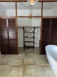 Spacious 5-bedroom house in lovely Kingston with WiFi, AC