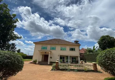 Family-sized unique private villa w/an office & kitchen, super close to the city Hotels in 