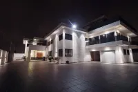 Paradise Villa 4 BR Pool & Car Hotels in 