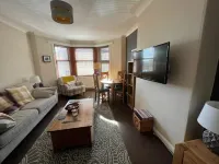 Modern Home in Central Dundee. Free Parking