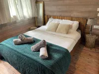 Cosy Forrest Cabin near the Beach 라벤느 호텔
