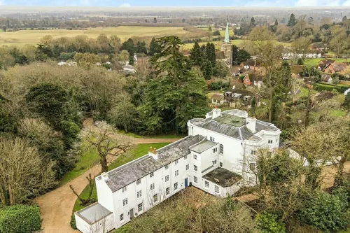 Bijou apartment in a historic Taplow Manor house with dedicated office space
