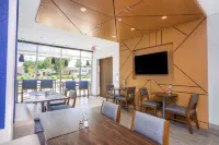 Holiday Inn Express & Suites Cedar Rapids NE - Marion by IHG Hotel a Marion