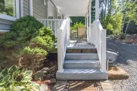 Charming 2-bedroom cottage located near Sandy Point Beach.