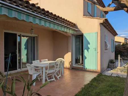 Quiet, spacious house, close to the station and amenities, 2 km from the beach