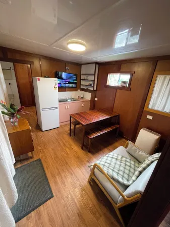 Clean and convenient cabin Centrally located in Atherton township. Отели в г. Атертон