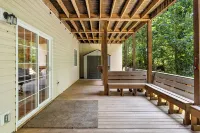 Lakefront Treehouse Retreat Minutes from Clemson University!