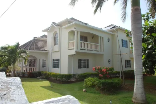 Spacious 7-bedroom villa with WiFi and AC in charming Hanover.