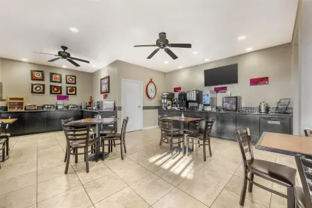 Best Western Plus Winslow Inn Отели рядом с достопримечательностью «Take It Easy Statue»