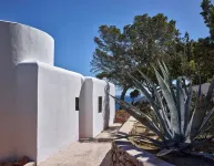 Charming elegant villa right on the sea