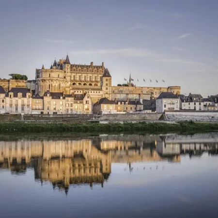 Historic center of Amboise, renovated apartment with free private parking