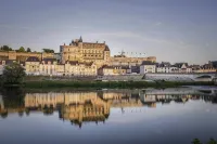 Historic center of Amboise, renovated apartment with free private parking