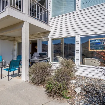 Lovely 2-bedroom condo in Chelan, close to town with mountain views
