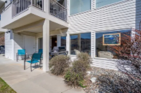 Lovely 2-bedroom condo in Chelan, close to town with mountain views