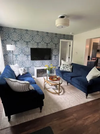 Beautiful newly decorated and centrally located home minutes from Camden Harbor. Отели в г. Кэмден