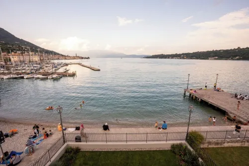 Apartment with a balcony overlooking the harbor Hotels in Salo