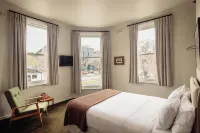 Naughtons Hotel Hotels near Melbourne Zoo