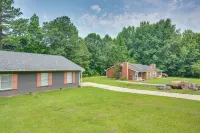 Atlanta Getaway with Private Yard 3 Mi to Airport